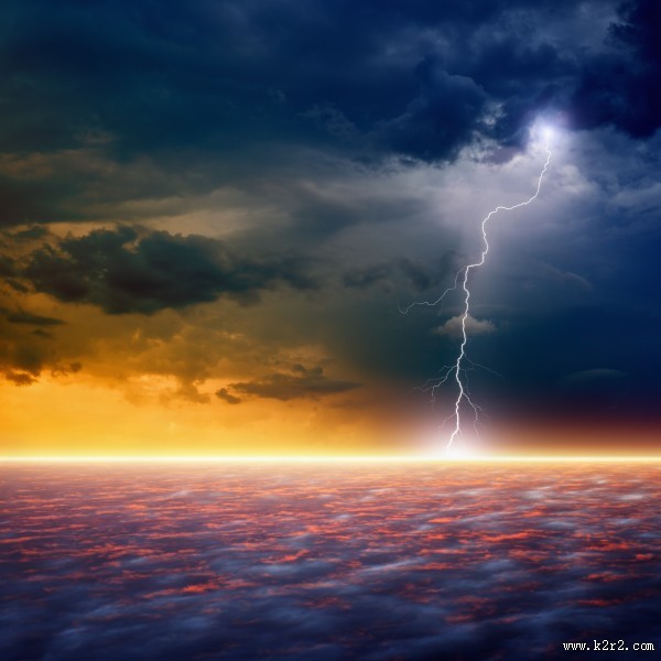 云层下的闪电风景图片
