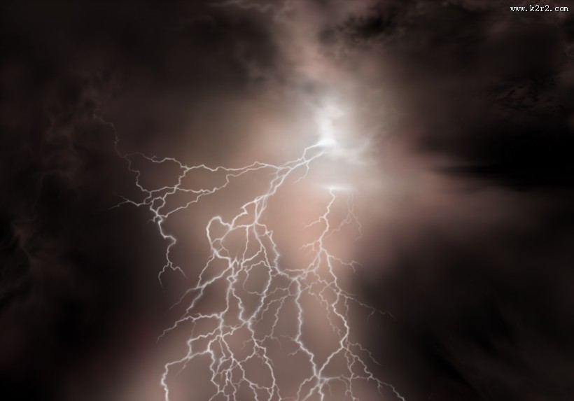 云层下的闪电风景图片