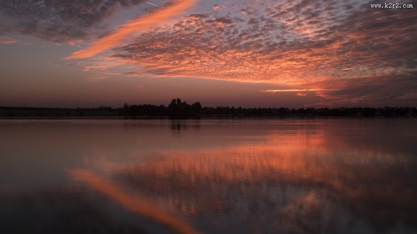 湖面火烧云风景图片