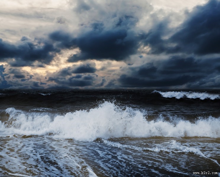 波涛汹涌的大海景色图片