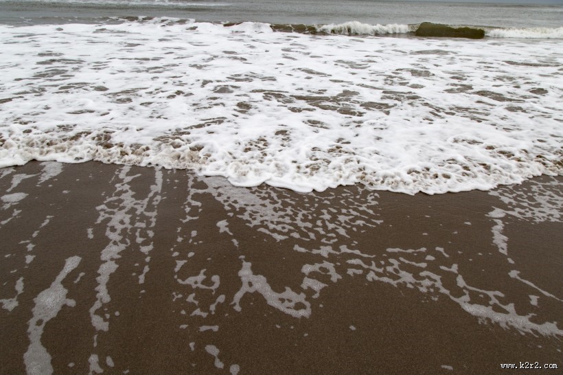 沙滩上的波浪水流痕迹图片