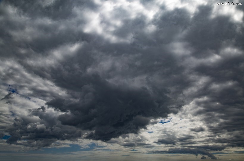 暴风雨前的乌云图片