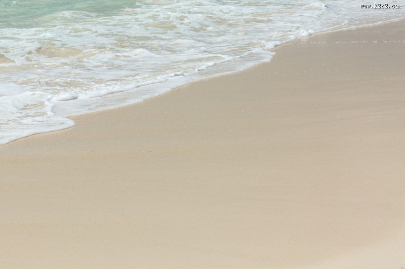 白色沙滩上的海浪图片