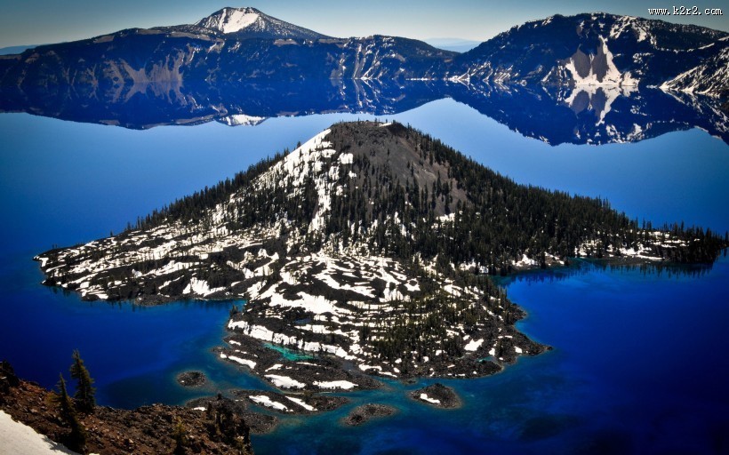火山口上的湖泊风景图片