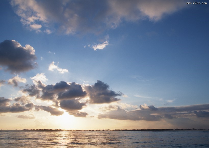 夕阳下的云彩图片