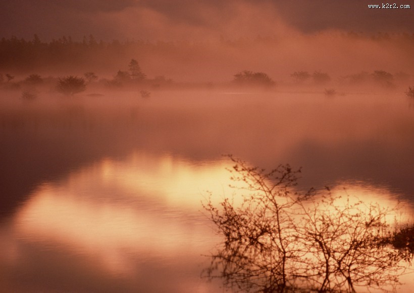 朦胧湖面倒影图片