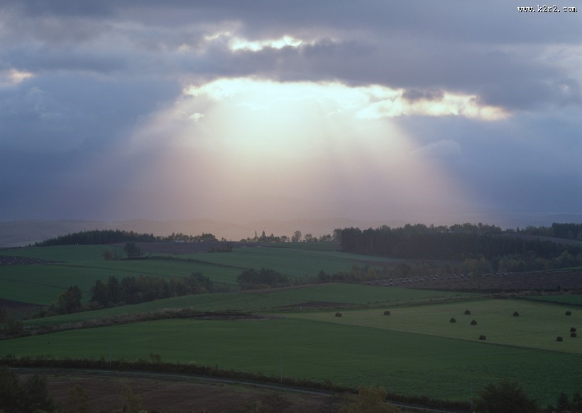 穿越云层的光线图片