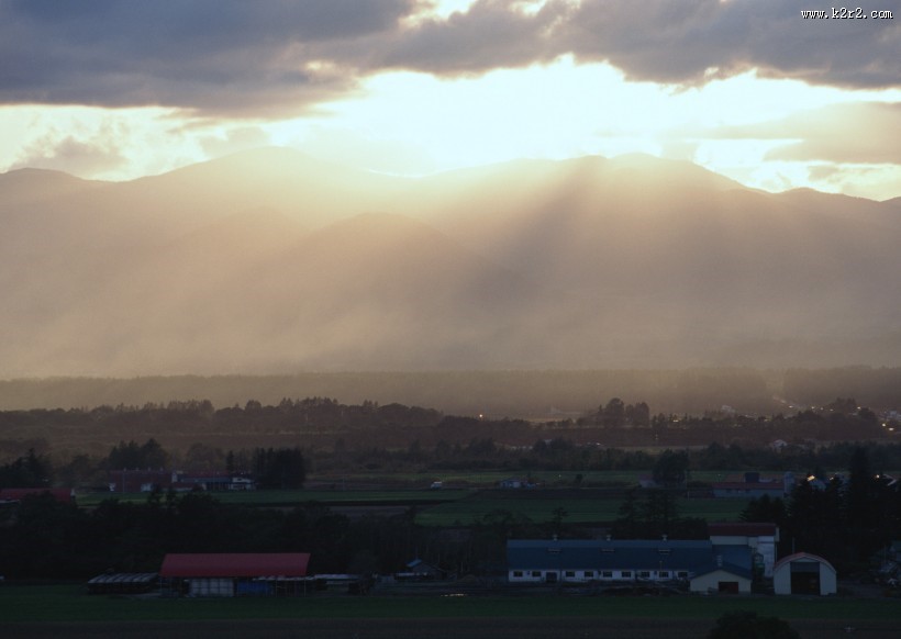 穿越云层的光线图片