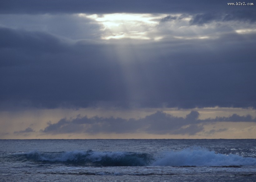 穿越云层的光线图片