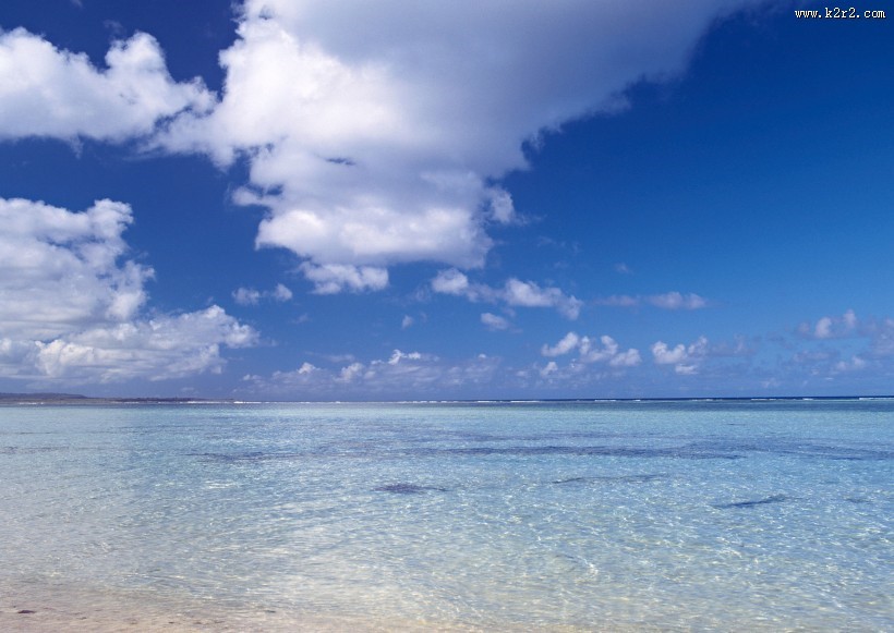 南太平洋的蓝天白云图片