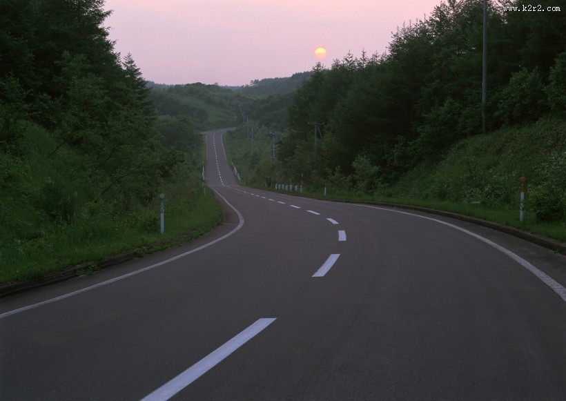 夕阳下的马路图片