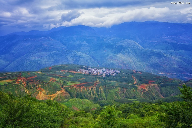 云南东川红土地自然风景图片