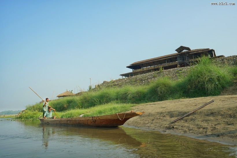 尼泊尔奇特旺国家公园河流自然风景图片