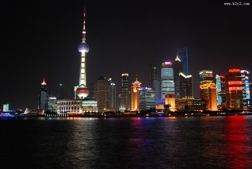 夜晚的上海东方明珠广播电视塔图片
