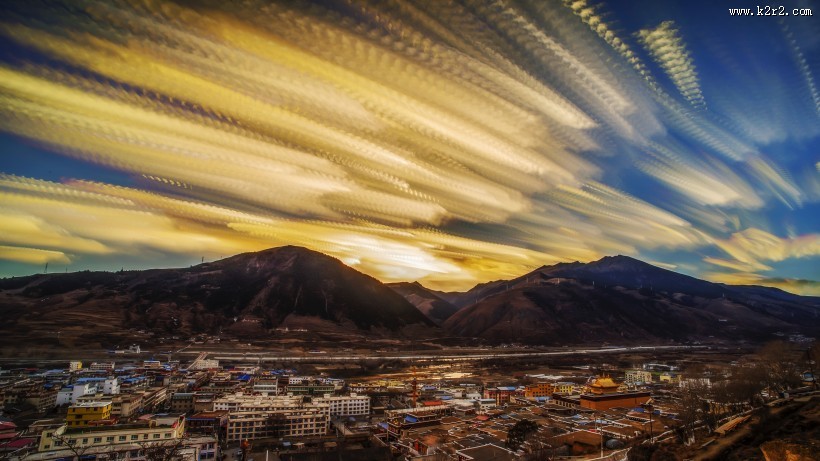 川西高原绚丽天空图片