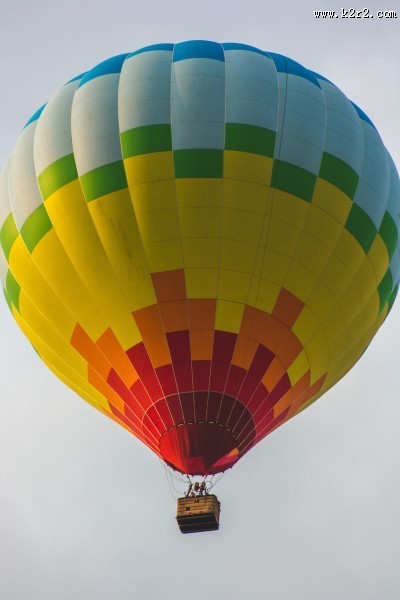 飞上天的热气球图片