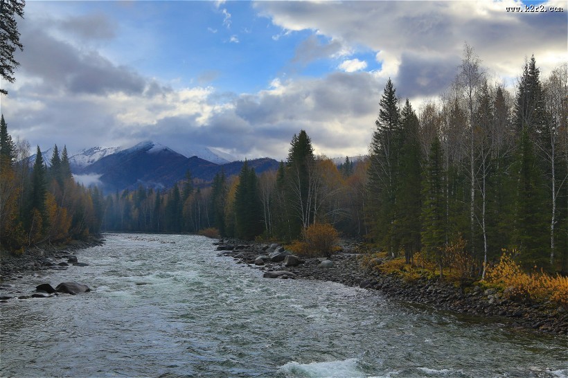 雨后禾木乡风景图片