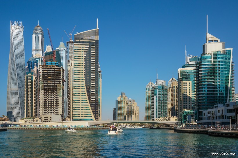 阿拉伯男人和骆驼与城市景观图片