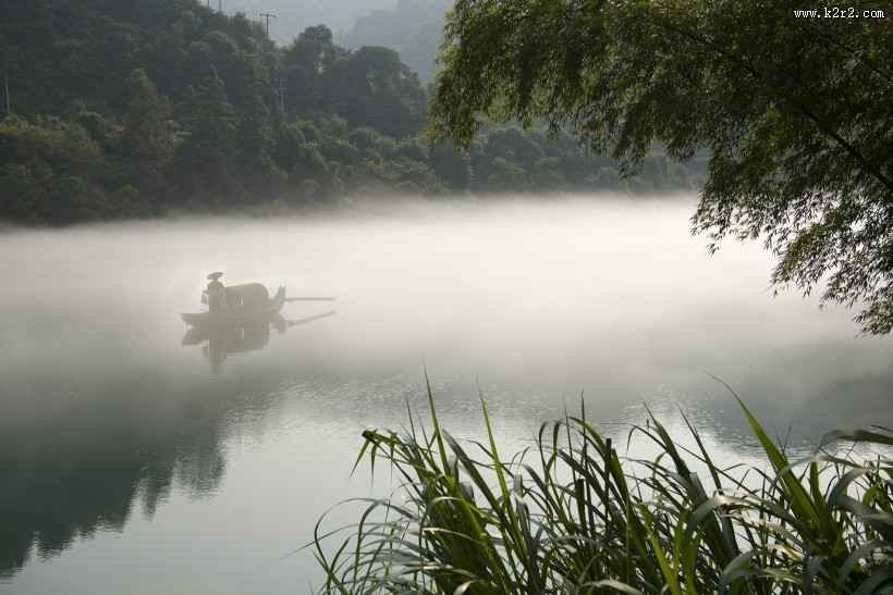 雾漫小东江风景图片