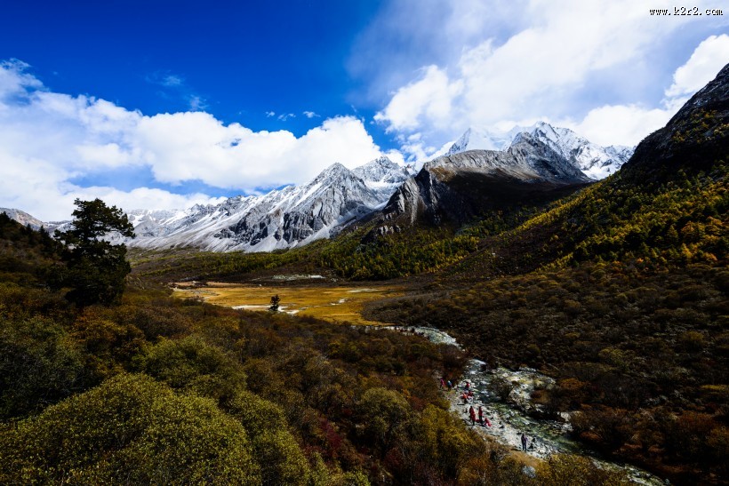 四川夏诺多吉神山图片