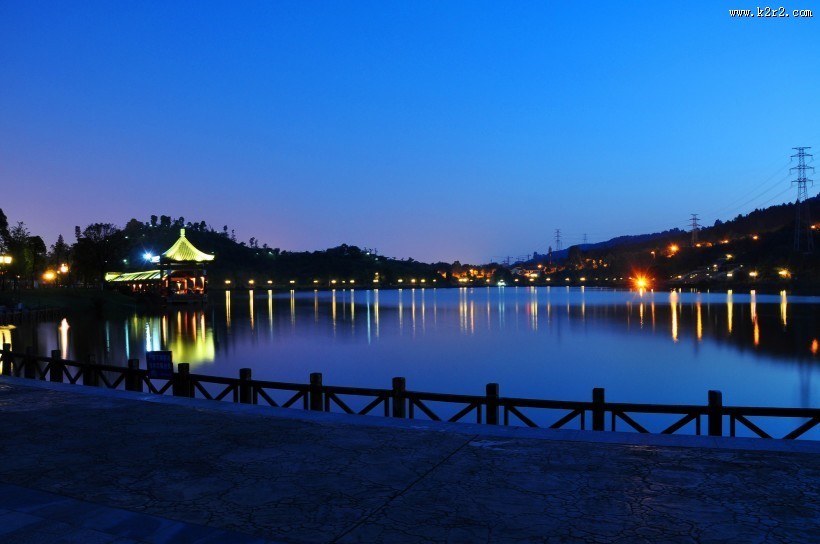 云南神女湖夜景图片