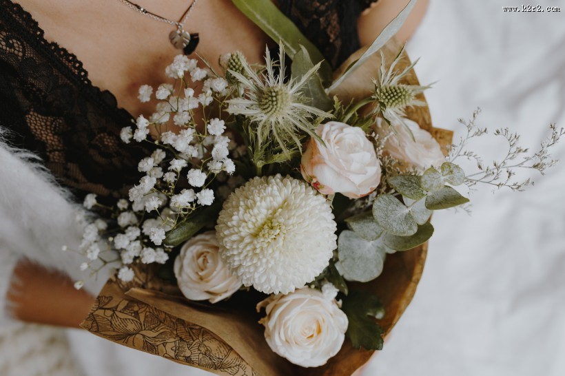 手捧鲜花的图片