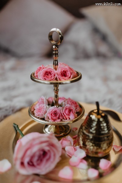 桌上的摆盘玫瑰图片