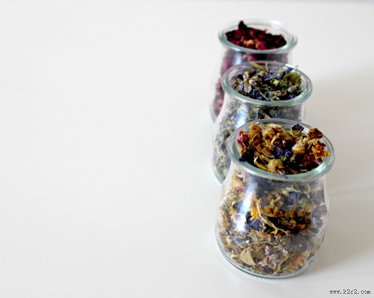装在瓶子里的干花瓣图片大全
