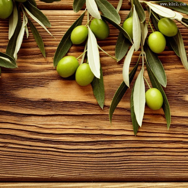 橄榄油和青果图片