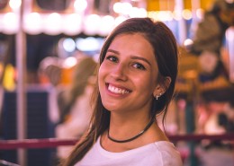 咧嘴笑的美女图片