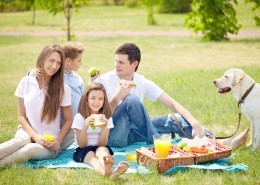 在户外野餐的一家人图片
