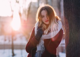戴围巾的女孩图片