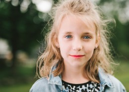 长发的小女孩图片