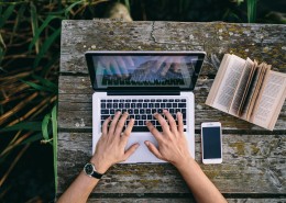 男子在湖边工作的图片