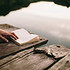 女孩在湖边阅读的图片