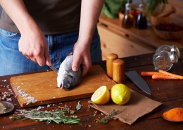 做饭的男士图片