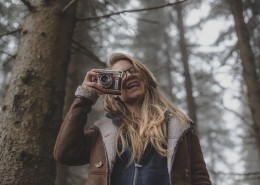 正在拍照的女摄影师图片
