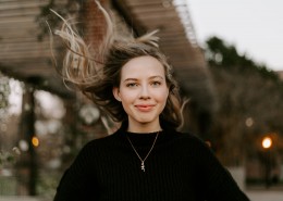 头发飘扬的美女图片