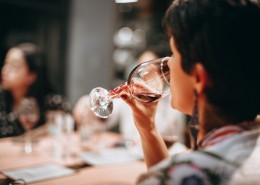 喝酒的美女图片