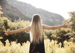 长发披肩的美女图片