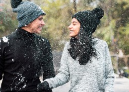 下雪时室外的人物图片