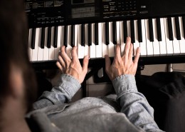 弹钢琴的音乐爱好者图片