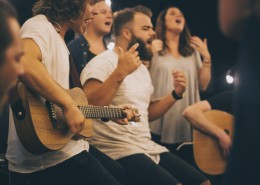 手拿吉他的图片