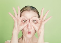 表情动作搞怪的人图片