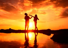 夕阳下恩爱的情侣图片