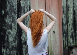 长发女孩的背影图片