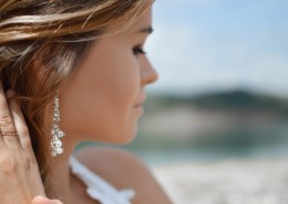 戴耳坠的女子图片