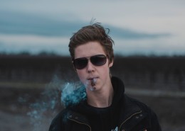 吸烟的男士图片