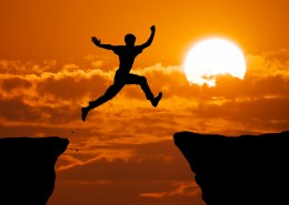 山峰飞跃的人影图片