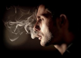 吸烟的人物图片